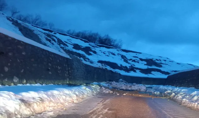 Sinop'ta toprak kayması nedeniyle kapanan grup yolu yeniden ulaşıma açıldı
