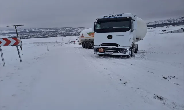 Tokat'ta kar nedeniyle mahsur kalan doğal gaz yüklü tanker İl Özel İdaresi ekiplerince kurtarıldı 