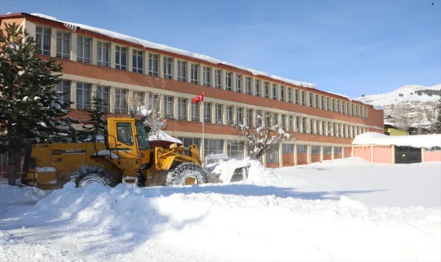 Van-Çatak kara yolu kontrollü olarak ulaşıma açıldı
