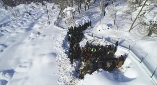 Van'da çığ düşmesi nedeniyle hayatını kaybeden kadının cenazesi toprağa verildi