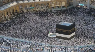 Afrikalı çocuklar Kabe'de Hacılar ilahisini söyledi