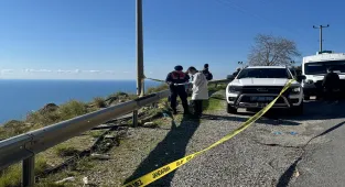 Antalya'da yol kenarında cesedi bulunan kadının eşi ve oğlu tutuklandı