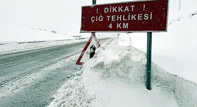 Ardahan-Şavşat kara yoluna düşen çığ ekiplerce temizlendi