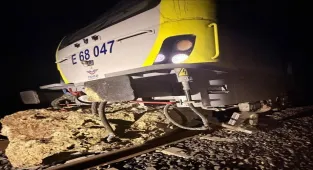 Balıkesir'de yolcu treninin lokomotifi, düşen kaya parçası nedeniyle raydan çıktı