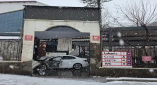 Bingöl'de kontrolden çıkarak lokantaya giren otomobildeki 5 kişi yaralandı