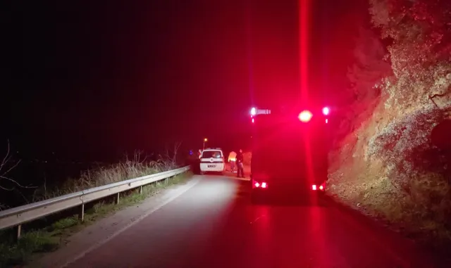 Bursa'da toprak kaymasının olduğu Mudanya-Altıntaş sahil yolunda çalışmalar sürüyor
