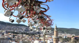 Bursa'daki tarihi Ulu Cami'ye Kul hakkından sakın yazılı mahya asılıyor