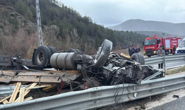 Çankırı'da devrilen tırın sürücüsü yaşamını yitirdi
