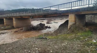 Çorum’da ayağı yıkılan köprü ulaşıma kapatıldı