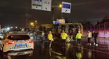 Devrilen kamyona yardıma koştu, başka bir araç çarptı