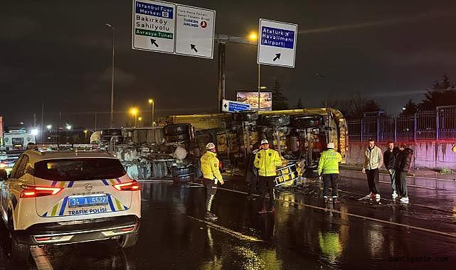 Devrilen kamyona yardıma koştu, başka bir araç çarptı