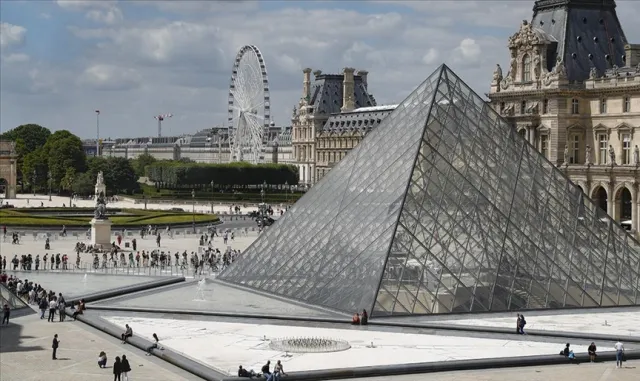 Dünyaca ünlü Louvre Müzesi Müdürü Laurence des Cars istifa etti