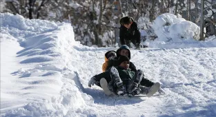Düzce'de kuvvetli rüzgarda çatısı uçan lisede yarın eğitime ara verildi