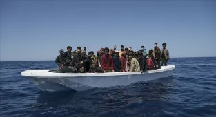 Edirne'de diplomatik plakalı araçla insan kaçakçılığı yapıldığı iddiasıyla 6 şüpheli yakalandı