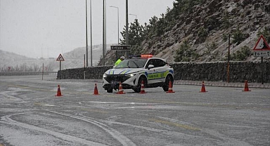 Erciyes yolu kar ve tipi nedeniyle trafiğe kapatıldı