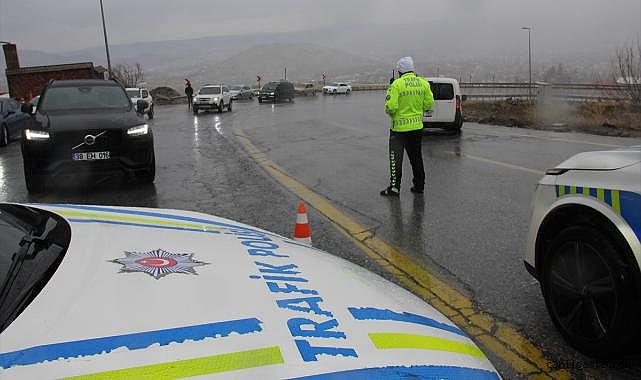 Erciyes yolu, kar ve tipi nedeniyle trafiğe kapatıldı