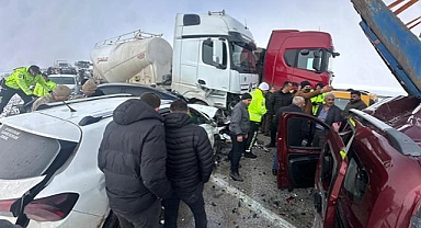 Erzurum'da çok sayıda aracın karıştığı zincirleme kaza!