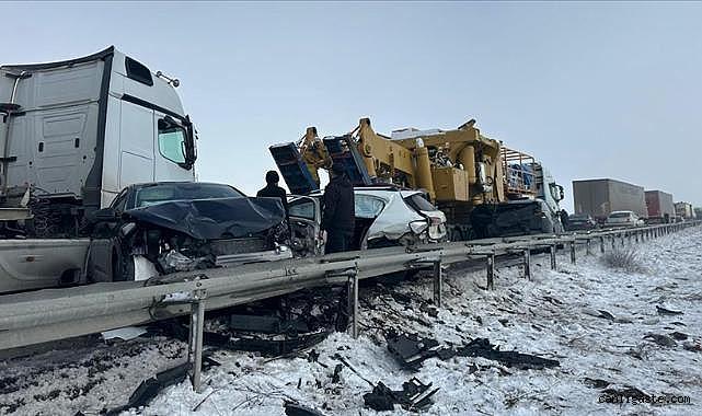 Erzurum'da zincirleme kaza! 27 kişi yaralandı, yol kapandı
