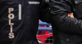 Fatih'te uyuşturucu operasyonunda usulsüzlük yaptıkları iddiasıyla bir polis ve avukat tutuklandı