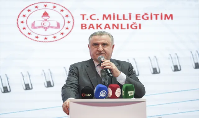 Gençlik ve Spor Bakanı Osman Aşkın Bak, güreş turnuvasının açılış törenine katıldı