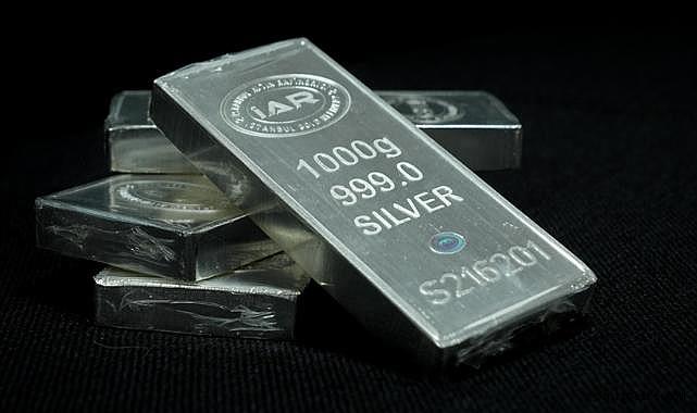 Gümüşün onsu yüzde 35 geriledi! Yatırımcısı şimdi ne yapacak?