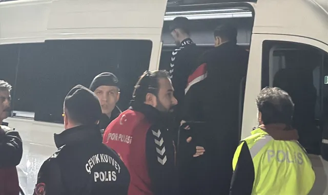 GÜNCELLEME 3 - Samsun'da Trabzonspor takım otobüsünü taşladıkları iddiasıyla gözaltına alınan 5 kişiye adli kontrol