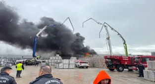 GÜNCELLEME - Balıkesir'de yapı malzemeleri deposunda çıkan yangın söndürüldü