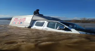 GÜNCELLEME - Bursa'da Çapraz Çayı'nın taşmasıyla Harmanlı kara yolu ile Harmanlı Köprüsü ulaşıma kapandı