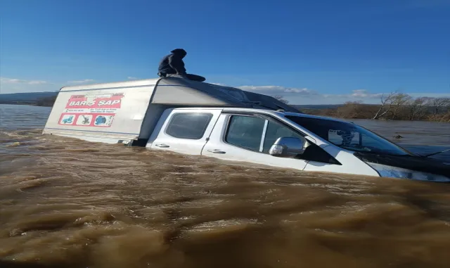 GÜNCELLEME - Bursa'da Çapraz Çayı'nın taşmasıyla Harmanlı kara yolu ile Harmanlı Köprüsü ulaşıma kapandı