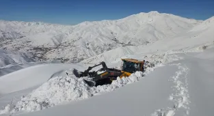 Hakkari'de kar kalınlığının 3 metreyi bulduğu üs bölgelerinin yolunda zorlu çalışma