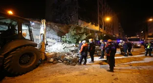 Hatay'da kadın ve çocuğun yıkılan binanın toz bulutundan kaçması güvenlik kamerasında
