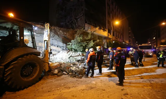 Hatay'da kadın ve çocuğun yıkılan binanın toz bulutundan kaçması güvenlik kamerasında