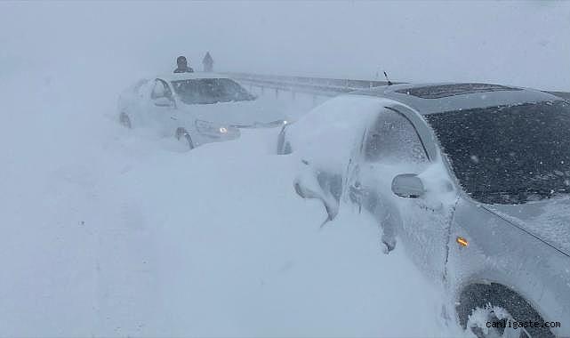 Kağızman-Ağrı yolu kar ve tipi nedeniyle ulaşıma kapatıldı!