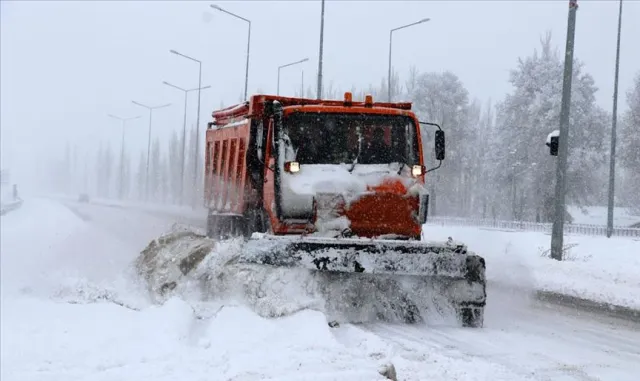 Kars'ta etkili olan kar nedeniyle 77 köy yolu ulaşıma kapandı