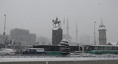 Kayseri'de kar yağışı etkili oluyor