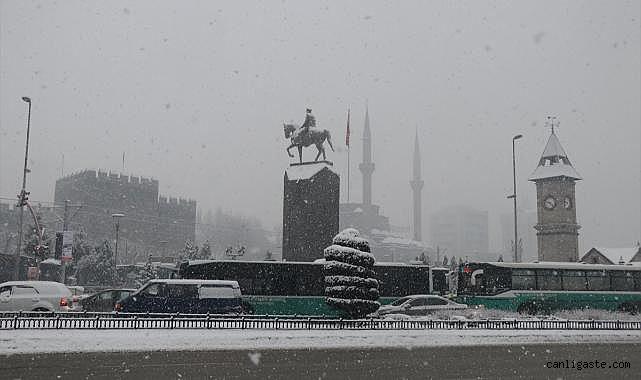 Kayseri'de kar yağışı etkili oluyor