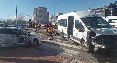 Kayseri'de minibüs ile otomobil çarpıştı: 14 yaralı