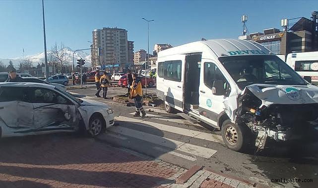 Kayseri'de minibüs ile otomobil çarpıştı: 14 yaralı