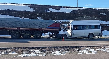Kayseri'de okul servisi TIR'la çarpıştı: 1 ölü, 6'sı öğrenci 7 yaralı
