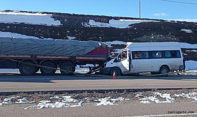 Kayseri'de okul servisi TIR'la çarpıştı: 1 ölü, 6'sı öğrenci 7 yaralı