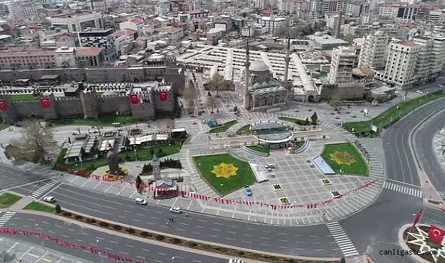 Kayseri'de parklardaki malzemelere zarar verdiler! Magandalar kameralarda