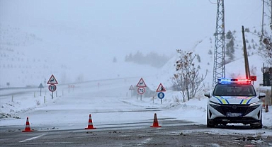 Kayseri-Malatya yolu kar ve tipi nedeniyle ulaşıma kapatıldı
