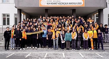 Kayserisporlu futbolcular öğrencilerle bir araya geldiler