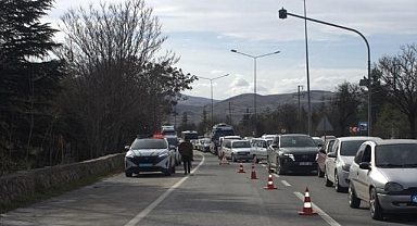 Kırıkkale'de 3 aracın karıştığı kazada biri ağır 2 kişi yaralandı