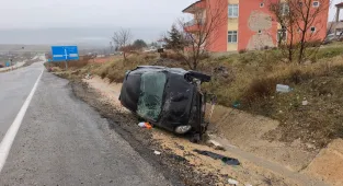 Kırıkkale'de şarampole devrilen otomobilde hasar oluştu