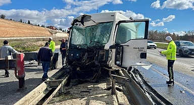 Korkutan kaza! Bariyere çarpan TIR'ın sürücüsü yaralandı