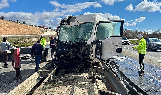 Korkutan kaza! Bariyere çarpan TIR'ın sürücüsü yaralandı