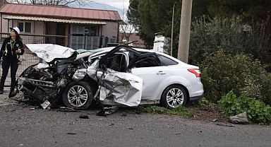 Karşı şeride geçen araç 2 otomobile çarptı: 2 kişi yaşamını yitirdi