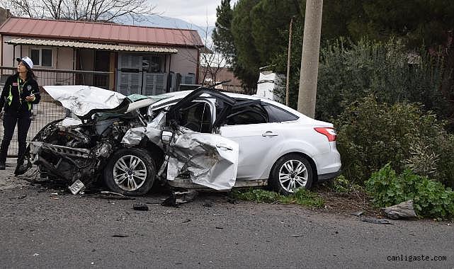 Karşı şeride geçen araç 2 otomobile çarptı: 2 kişi yaşamını yitirdi