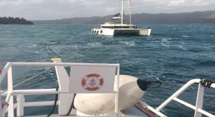 Marmaris açıklarında sürüklenen katamarandaki 2 kişi kurtarıldı